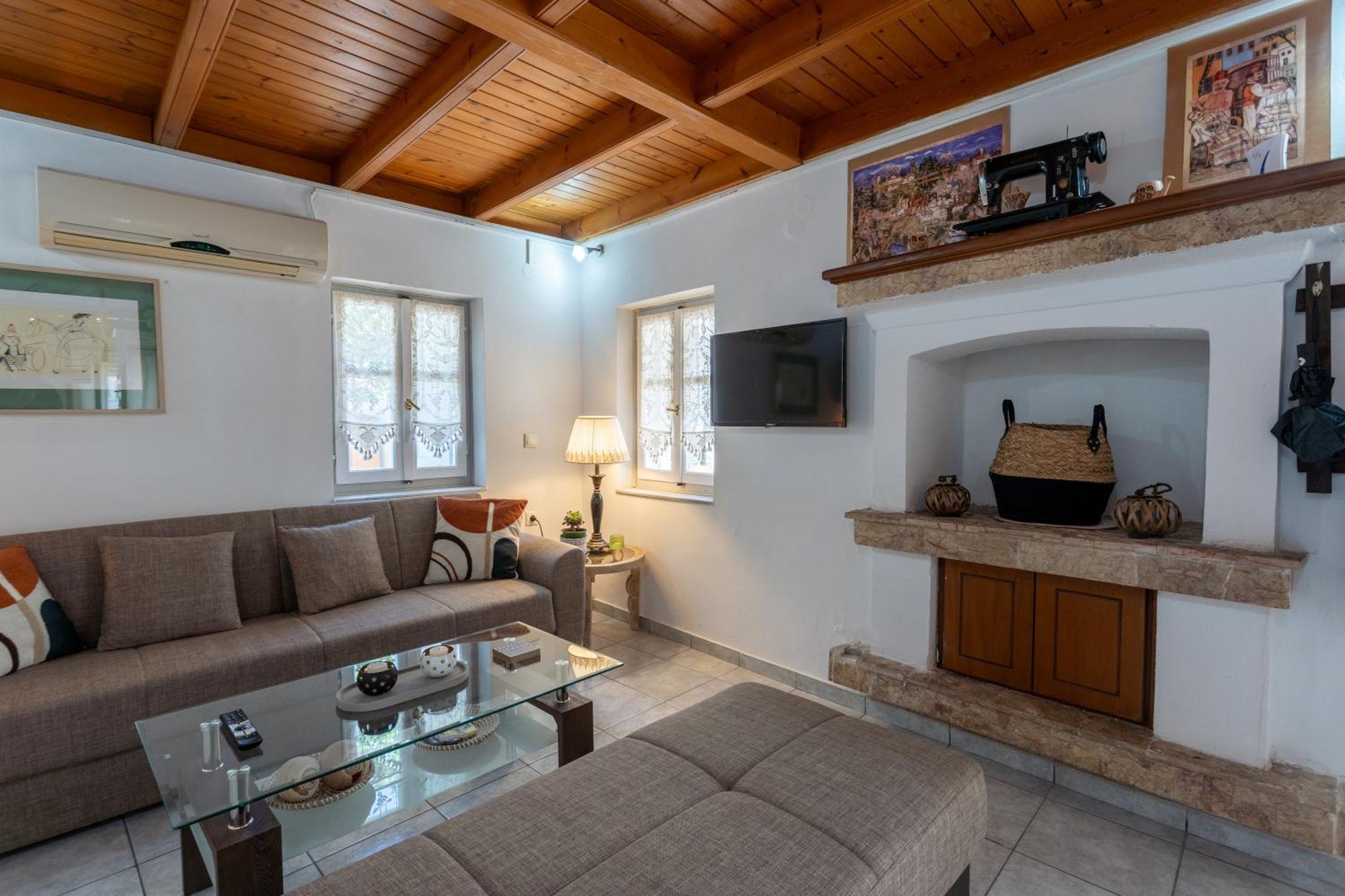 Spacious Home With Yard, Mytilene Lesvos Екстериор снимка