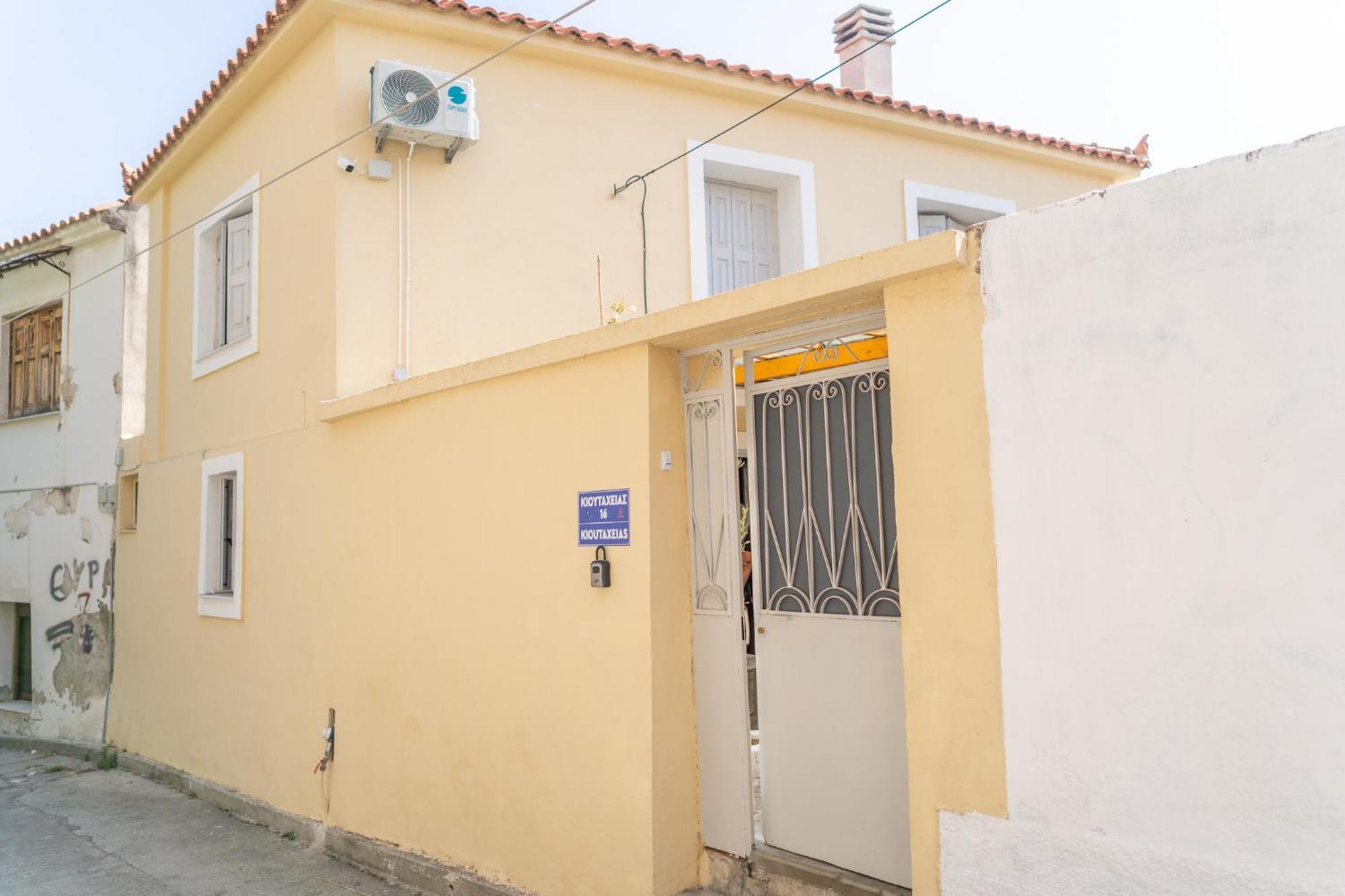 Spacious Home With Yard, Mytilene Lesvos Екстериор снимка